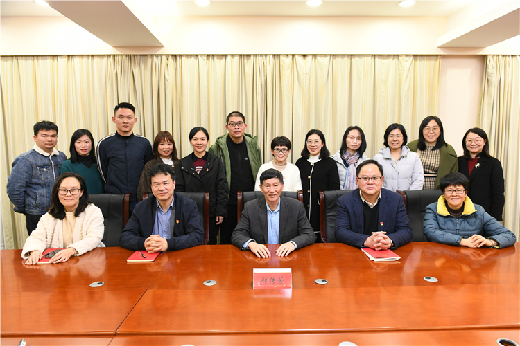 学院举行党的十九届六中全会精神进思政课座谈交流会.JPG