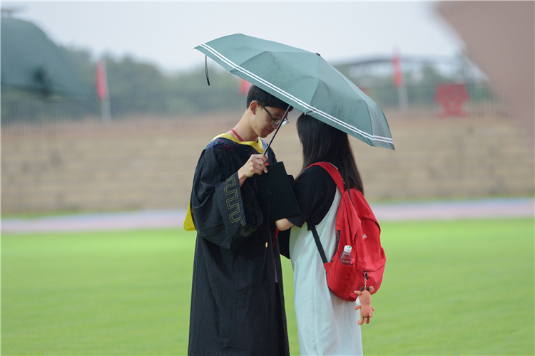20210622福建师范大学协和学院2021届学生毕业典礼学位授予仪式 同学正在帮忙整理服饰 林响摄 - 副本.jpg