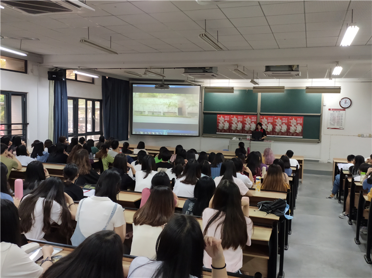 广告学子认真聆听