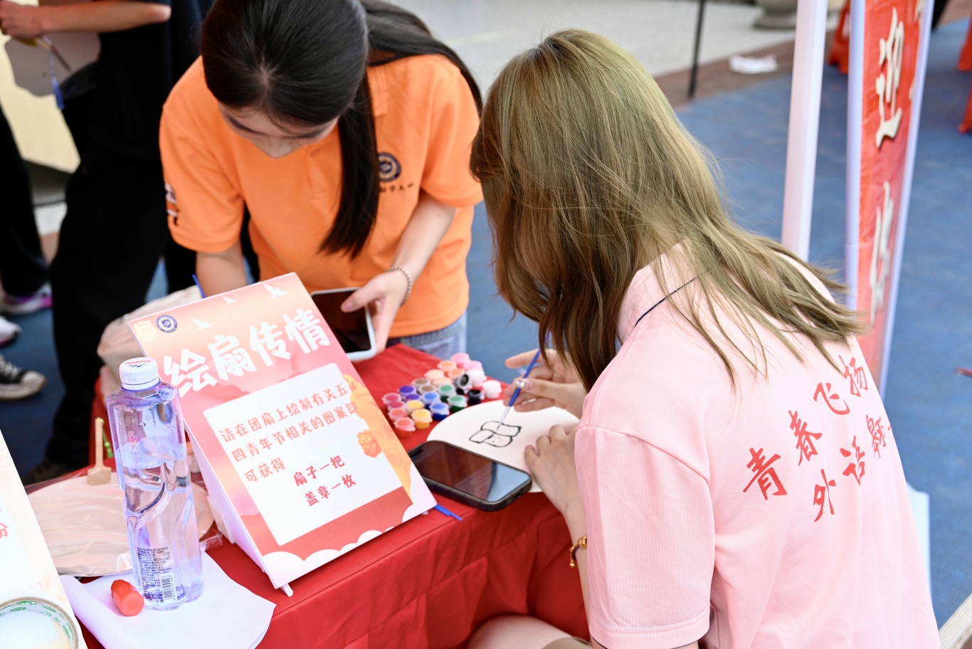 国际教育学院 绘扇特写 江锦菲摄.jpg