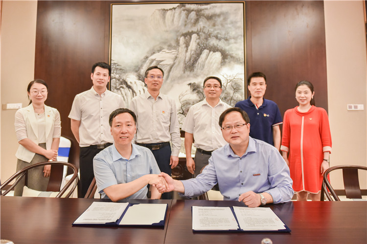 20190424学院与福建龙旺投资集团签约共建文创产业学院 杨竞雯 (2).jpg