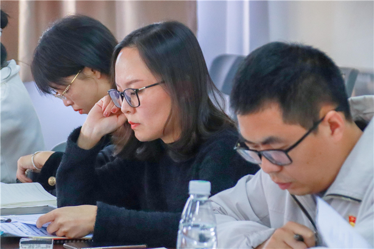 20211110张娴副院长参加国际商学系学生党支部会议并讲授主题党课 (2).jpg