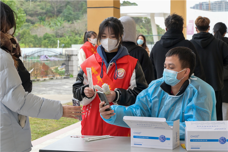 20220222福建师范大学协和学院核酸检测 志愿者分发棉签 陈柯含摄.JPG