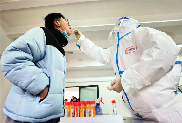 20220222协和学院学生开展核酸检测 林响摄.jpg