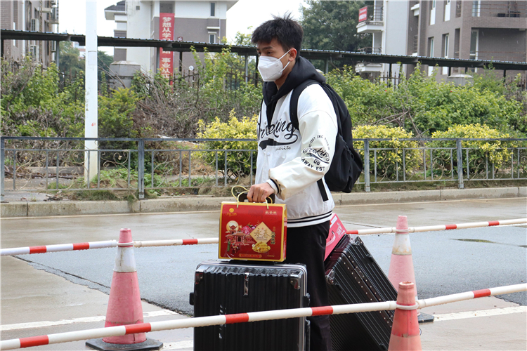 20220220绵绵春雨伴返校长途,山水学村迎协和学子 返校学生进入校园 黄佳婷 摄.jpg