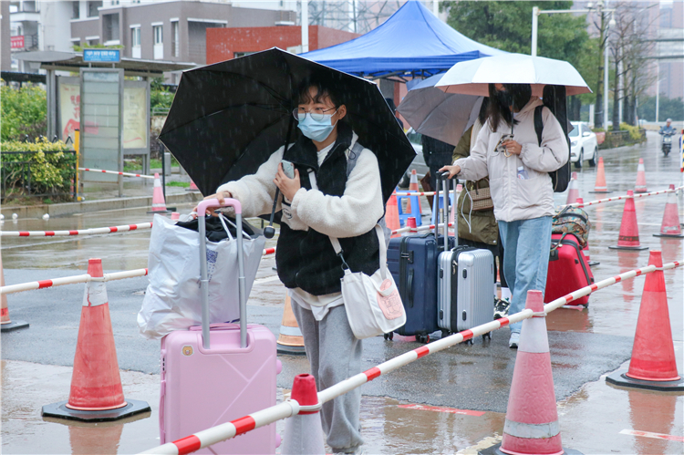 20220218学生返校 学生陆续返校 黄月潭摄 (1).jpg