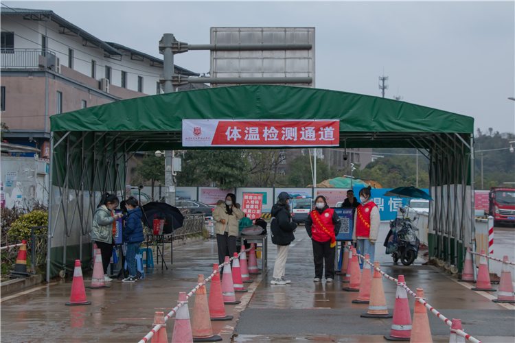 20220220绵绵春雨伴返校长途,山水学村迎协和学子 东侧门入校点 李槟槟 摄-4.jpg