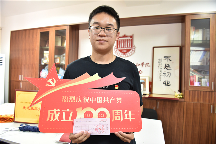 文化产业系2019级学生易薪宇将自己奖学金中的1200元,作为党费上交组织.JPG