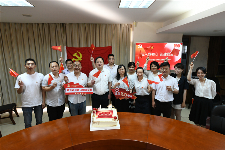 机关直属第三党支部的党员教职工定制了有“100”图样的大蛋糕,庆祝自己的政治生日.JPG