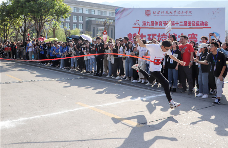 20191113 经济与法学系冲线时刻 吴强摄.jpg