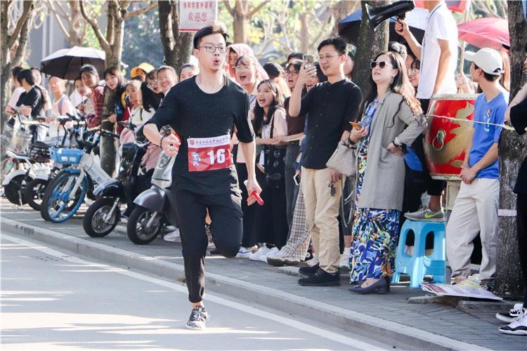 20191113第九届体育节暨第十二届田径运动会新生环校接力赛 吴强摄.jpg