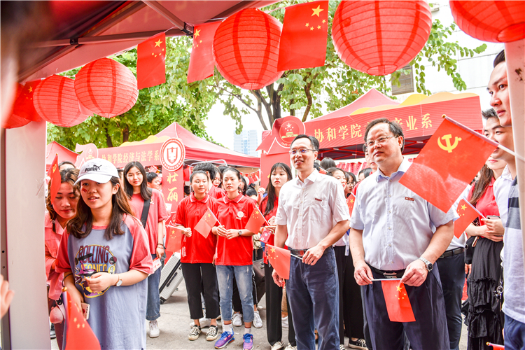 20191001学院团委组织国庆游园活动 林响摄 (7).jpg