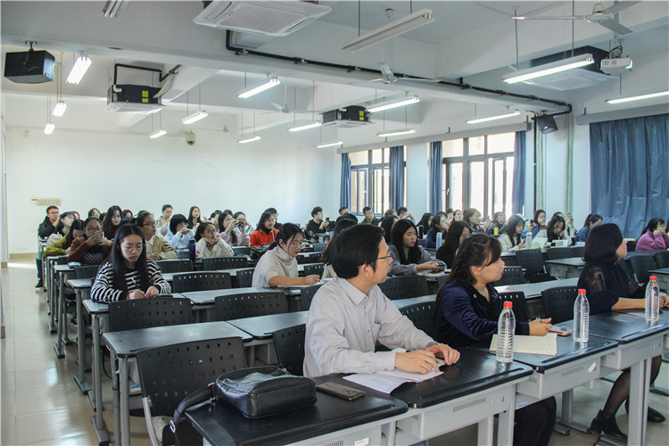 20181129讲座上,同学们认真倾听讲解.jpg
