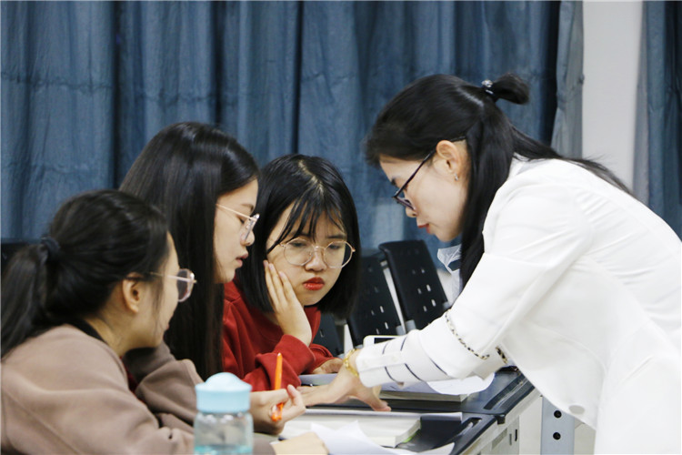2019年11月14日管理学系 毕业班就业指导讲座 师生交流2.jpg
