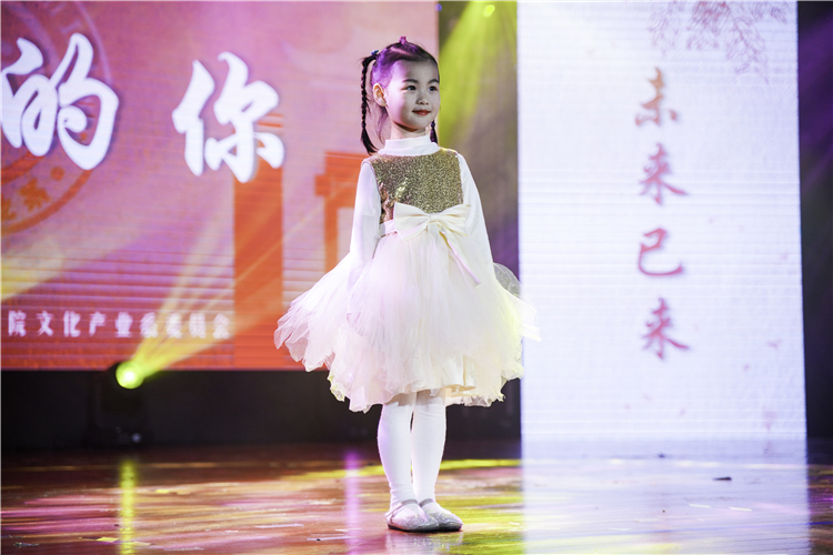 20191218 文化产业系2017级入学两周年暨迎新晚会 爱 江美琪摄1.jpg
