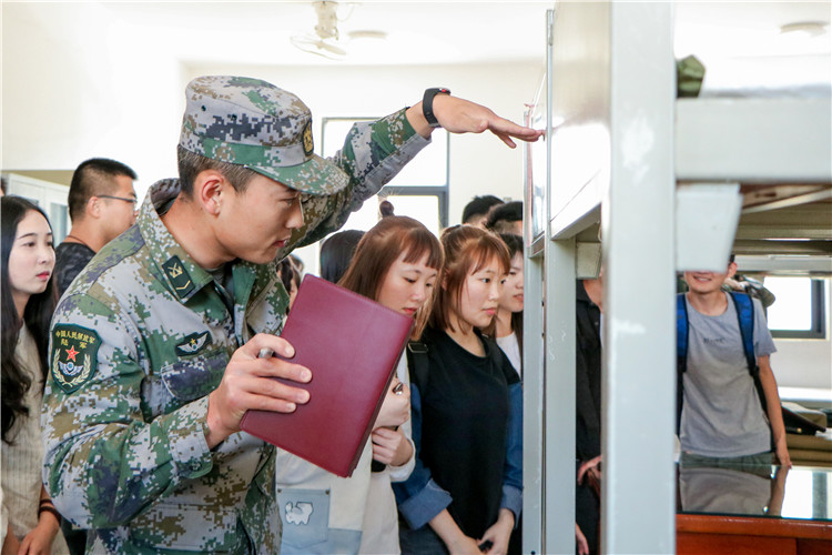 20180418 部队士兵为协和师生讲解宿舍内务 黄佳颖摄.JPG