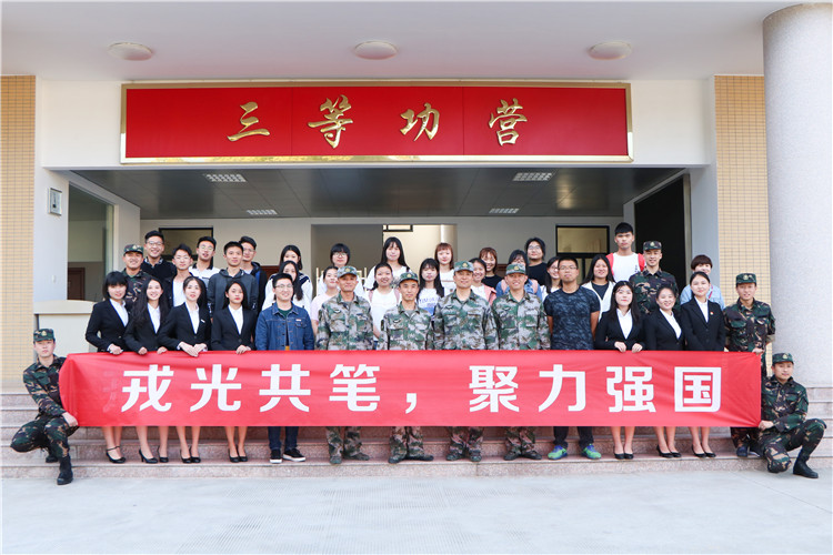 20180418协和学院师生与某海防旅军人合照 黄佳颖摄.JPG