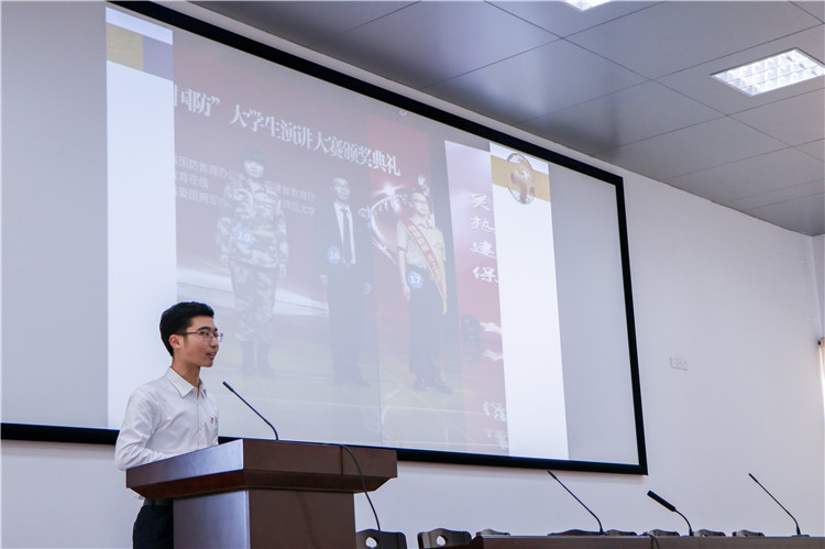 20180418 演讲者庄杰就“军人凭什么优先”展开主题讲座 黄佳颖摄.JPG