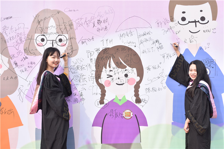 20180620 毕业生们在签名墙上留下名字 苏其凡 (8).JPG
