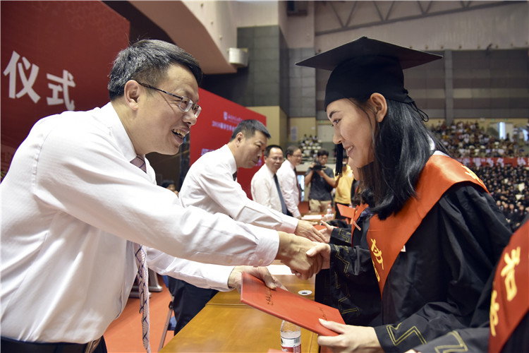 福建师范大学党委副书记、协和学院副董事长、学院党委书记潘玉腾教授为学子颁发证书.JPG
