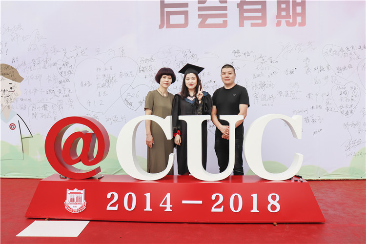 20180620 毕业生与父母在雕塑墙前合影 杨佳宜 (5).JPG
