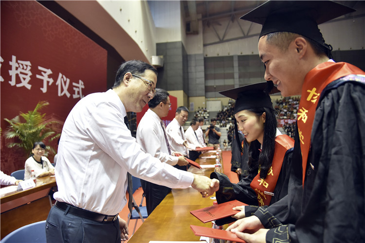 20180620 福建师范大学校长、协和学院董事长王长平教授为学子颁发证书 林竞雯 (18).JPG