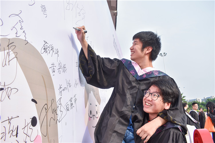 20180620 毕业生们在签名墙上留下名字 苏其凡 (5).JPG