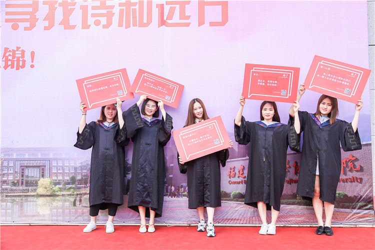 20180620 毕业生们在语音墙前合影 李燕萍 (2).JPG