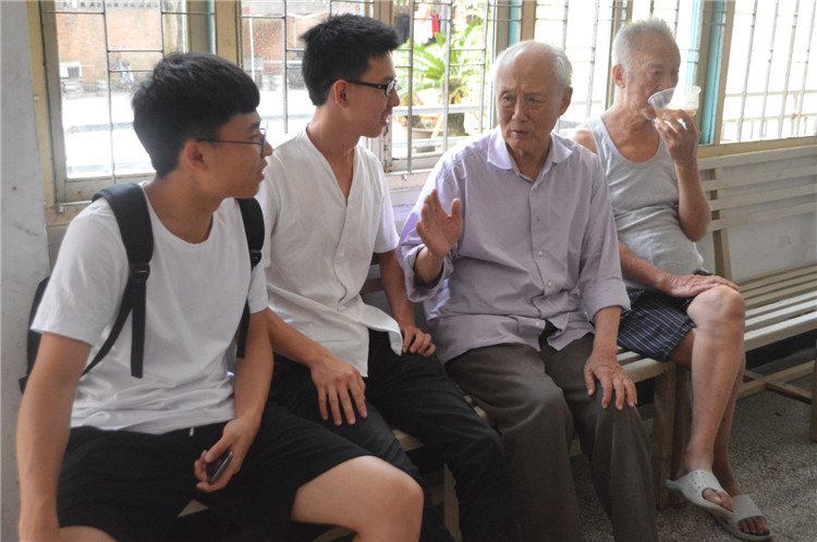 20170527端午佳节 大学生走进养老院与老人在粽香中感受端午情 郭莹莹【老人们与学生志愿者们交谈】.JPG