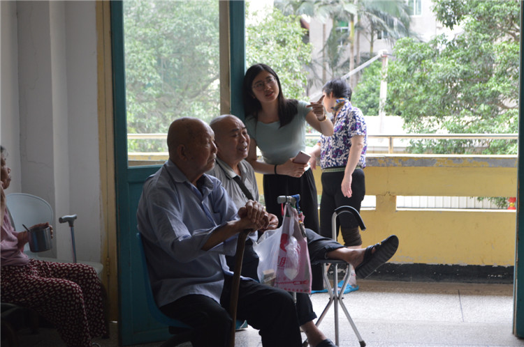 20170527端午佳节 大学生走进养老院与老人在粽香中感受端午情 郭莹莹【老人与学生志愿者们一起看电视剧】.JPG