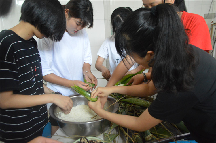 20170527端午佳节 大学生走进养老院与老人在粽香中感受端午情 郭莹莹【学生志愿者们动手包粽子】.JPG