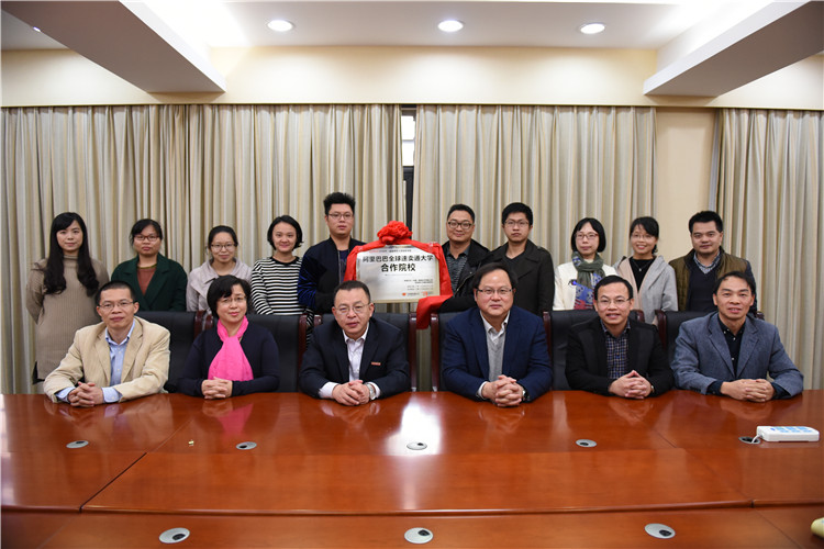 学院与阿里巴巴速卖通大学“鑫校园”合作项目正式揭牌 (4).JPG