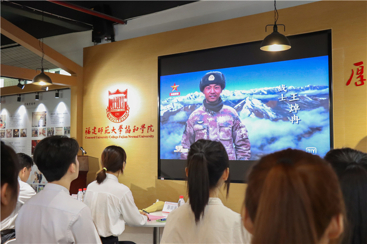 20210402协和学院师生自编自唱歌曲《清澈的爱,只为中国》首次发布,现场师生齐唱歌曲,致敬戍边英雄 吴宇隆摄.jpg