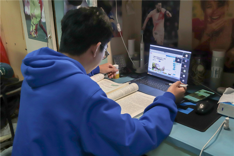 4、学生在宿舍进行线上学习2.jpg