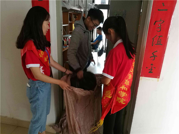 20171025志愿者上门回收旧衣物 吴强摄.jpg