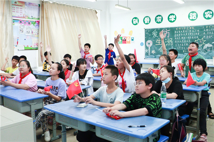 20210609-蔗洲小学志愿者活动 举手抢答-苏子衿摄.JPG