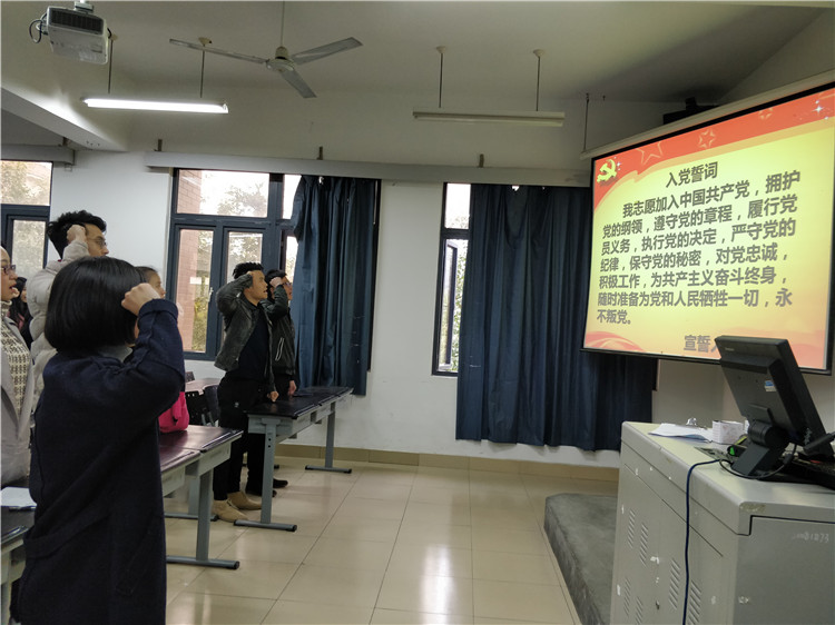 20171213外语系与国际教育学院举行学生党员宣誓暨第二批“党员示范宿舍”挂牌仪式 (1).jpg