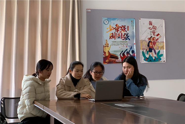 20190305在党团活动室观看第十三届全国人民代表大会远景 林思怡摄_副本.jpg