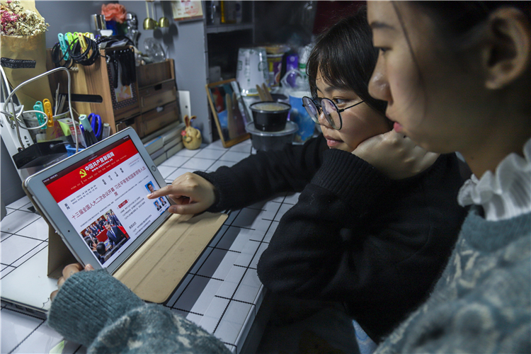 20190306 入党积极分子在宿舍观看两会相关新闻 苏曼雨摄.jpg
