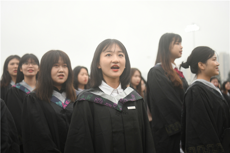 20210622福建师范大学协和学院2021届学生毕业典礼学位授予仪式 毕业生合唱《福建师范大学校歌》 杨竞雯摄.jpg