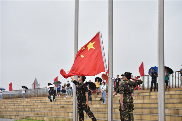 20210622福建师范大学协和学院2021届学生毕业典礼学位授予仪式 八一学社升国旗 刘宝飞.jpg