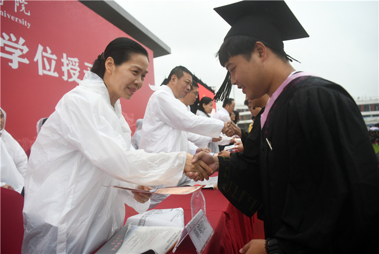 20210622福建师范大学协和学院2021届学生毕业典礼学位授予仪式 领导、来宾为优秀学生代表颁发荣誉证书 杨竞雯摄.jpg