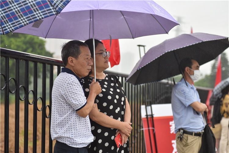 20210622福建师范大学协和学院2021届学生毕业典礼学位授予仪式 家长席上家长观看孩子毕业典礼 刘宝飞摄 (5).jpg