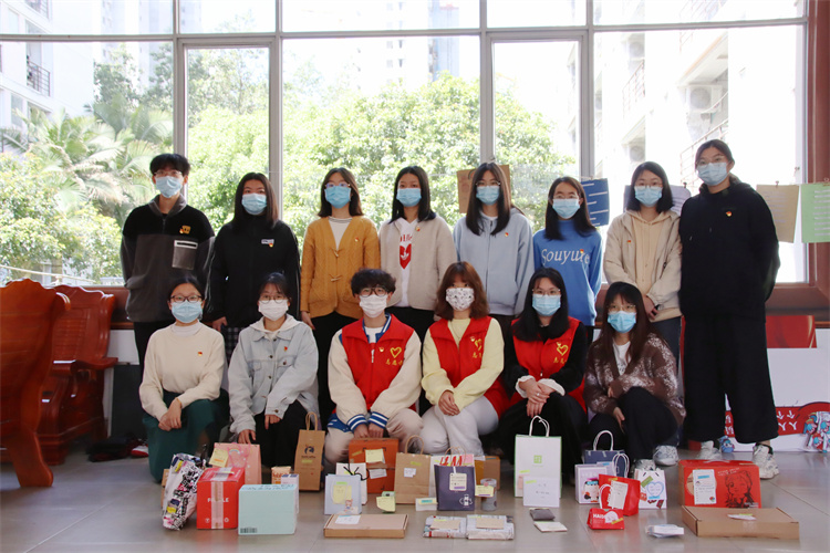 “青年赤子心,战‘疫’进行时”主题党日活动合影 李心怡摄.jpg