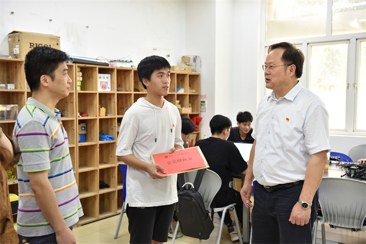20210707学院走访慰问困难党员 传递党的温暖 杨竞雯摄 (2).JPG