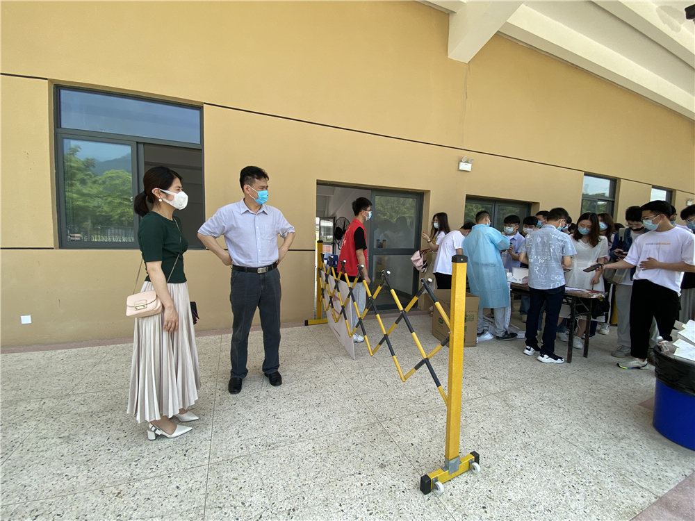 20210510学院全面开展核酸检测 院党委副书记鹏程现场指导工作 杨竞雯摄 (1).jpg
