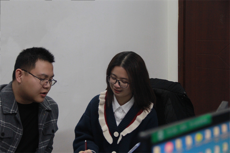 陈颖与同事交流(右一).jpg