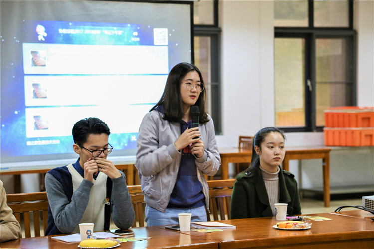 20171213学生对学校生活问题向书记提问 李燕萍摄 (7).JPG