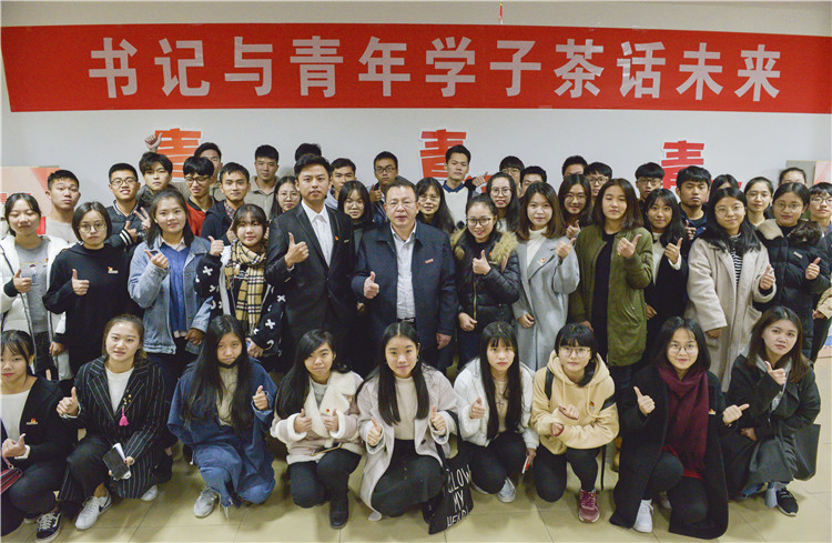 20171213 院党委常务副书记黄俊兴与学子们合影留念 林响摄.jpg
