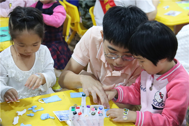 20211109外语系2019级学生第一党支部志愿者教小朋友做手工 李睿琦 田堉琳(摄) (1).jpg